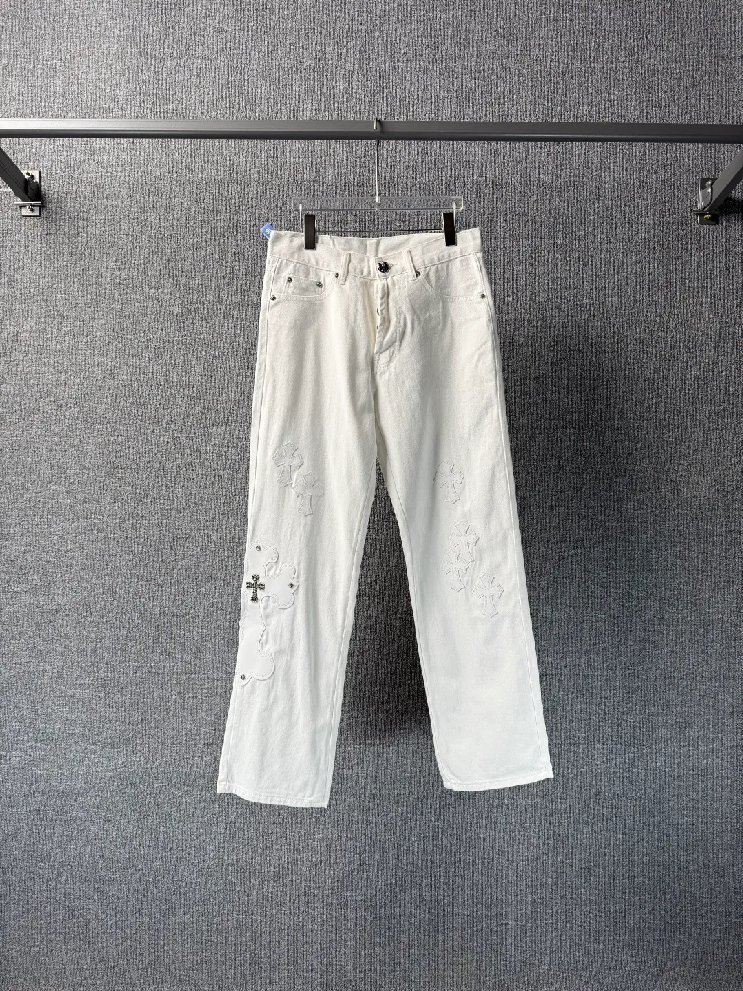 P280 💰 (Top version) Chrome Hearts White Bull King Metal Cross White Leather Heavy Industry Jeans Chrome Hearts is a brand that has always been famous for its high-end and design. The quality of these pants is unparalleled, and a pair is often hard to find at counters. It uses top-notch heavy-duty washing technology, the calf leather laser-cut cross is particularly exquisite, and the aged silver hardware adds a sense of retro and luxury. White denim fabric, paired with a cross leather design, is fashionable and individual. The straight version is also particularly slim. The style is the same for men and women, so whoever wears it will look better! The matching suggestions are as follows: Cool street style: Pair the upper body with a black short crop top, a black leather jacket, and black Martin boots. Wear a silver necklace and ring from Crowe and walk on the street to feel cool. Casual fashion style: wear a simple white cotton T-shirt inside, a loose denim jacket outside, and white sneakers. Overall casual and comfortable, suitable for daily travel and shopping. High-end outfit: Pair it with a black silk-textured shirt, tuck it into pants, and put on a pair of black leather shoes. Wear a black suit jacket to instantly enhance your temperament, and you can attend some formal occasions without any pressure. Color: White Ox King Size: 28-30-32-34 (corresponds to S-M-L-XL)